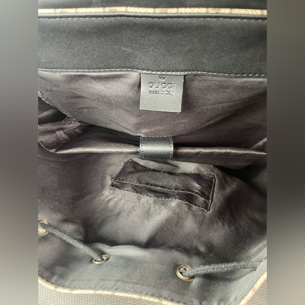 Gucci bag barely used. Worth 2500. Letting go for 2000 - Picture 2 of 4
